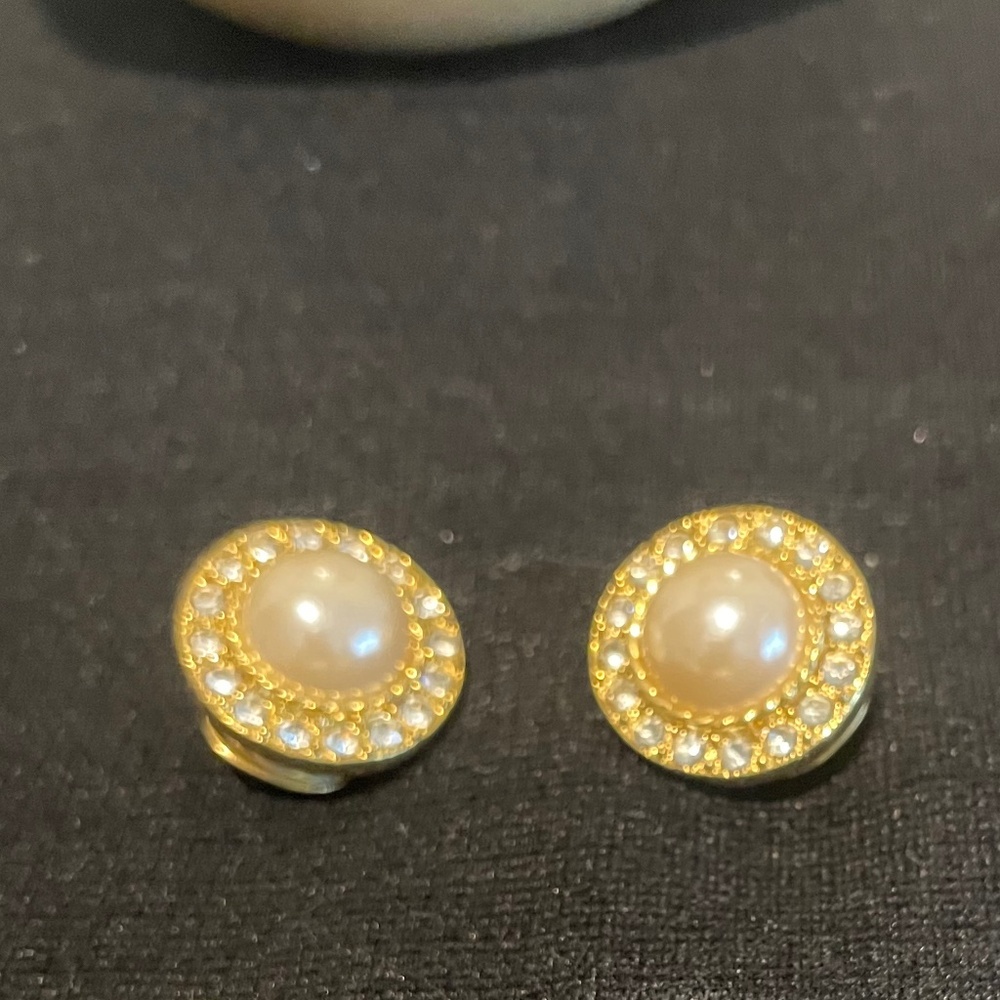 CLIP ON EARRING SET - Faux channel